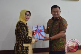 Bupati Dharmasraya Serahkan LKD 2016, Bertekad Pertahankan WTP