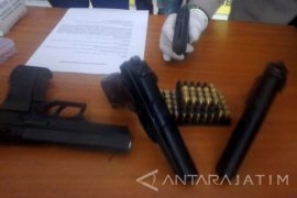 Polisi Amankan Pria Bersenjata Api di Surabaya