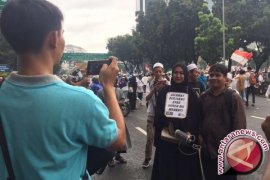 Bawa Poster "Selamat Berjuang Ayah", Ibu Ini Laku Diajak Foto Saat Aksi 313