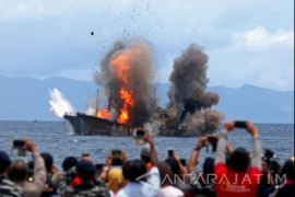 Menteri Susi Tenggelamkan 81 Kapal "Illegal Fishing"