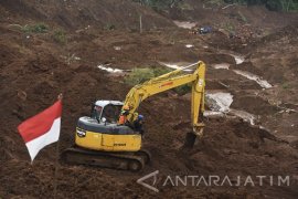 SAR Gabungan Lanjutkan Pencarian Korban Longsor Ponorogo.(Video)