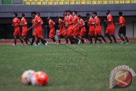 Suporter Persija Lempar Kembang Api Ke Lapangan