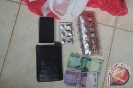 Siswa SD Meniti Jembatan Untuk Bersekolah