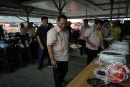 Budi Waseso Cicipi Ketupat Kandangan