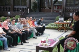 Demonstran Tolak Tambang Klarifikasi Gambar Palu Arit