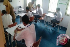 Meski patah tulang siswa SLB ikut UN 