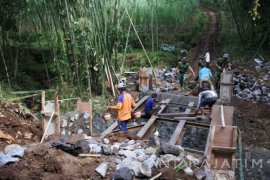 TNI dan Warga Membangun Jembatan