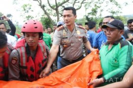 Perhutani Serahkan Klaim Asuransi Siswa Hanyut Magetan