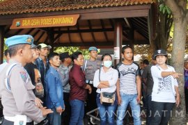 Polres Banyuwangi Periksa 20 Demonstran Bawa Gambar Palu Arit