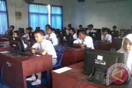 Sekolah Karawang berlakukan piket malam selama UNBK