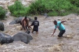 MTs Bani Alimursad: Sungai Deras Enam Siswa Hanyut