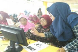 Mahasiswa ITS Latih Lansia Gunakan Internet Sehat
