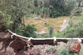 Pelapis Tebing Danau Poong Terancam Ambruk
