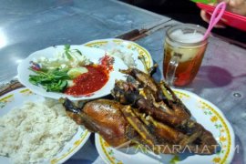 Lezatnya Bebek Goreng Pak "Kumis" Bojonegoro
