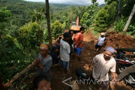 Warga Melihat Bencana Tanah Longsor