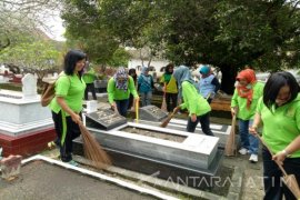 Narapidana dan Petugas Lapas Bersihkan Makam Sidoarjo