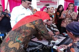 Mensos Salurkan Bantuan Sosial Nontunai PKH di Madiun (Video)