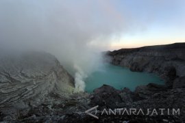 Video - Kawah Ijen Keluarkan Gas Beracun