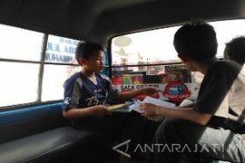 Angkot di Malang Dilengkapi "Perpustakaan Mini"