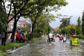 Sejumlah Lokasi di Kota Sumenep Tergenang Air (Video)
