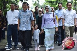 Wapres jalan kaki dari kediaman ke TPS