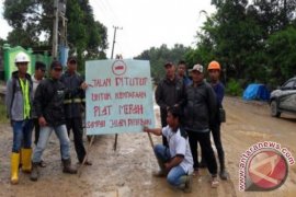Warga Penajam Tutup Jalan Petung-Sepaku Tuntut Perbaikan 