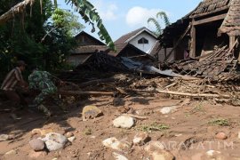 Rumah Roboh Diterjang Banjir