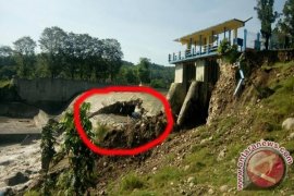 Satu Lagi, Bendungan Cipamingkis Jebol Tergerus Derasnya Air