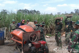 Wanita TNI Kudus Ikut Bantu Pengecoran Jalan
