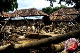 Pengungsi banjir bandang harapkan bantuan sandang