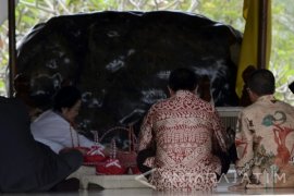 Megawati "Diam" Saat Ziarah Makam Soekarno