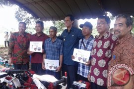 PENYERAHAN BANTUAN ALAT MESIN PERTANIAN