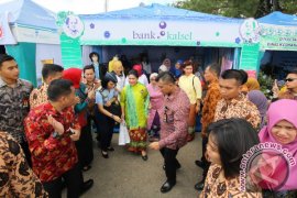 IBU NEGARA KUNJUNGI STAND BANK KALSEL