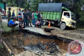 Hati-Hati,  Ruas Jalan Siantar-parapat km 19-20 amblas