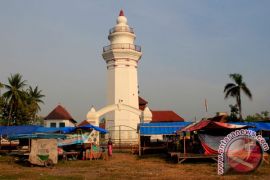 Thousands of pilgrims crowd old Banten area