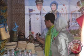 First Lady fascinated by Tapin's handycraft