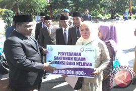 Pemkab Padangpariaman Serahkan Klaim Asuransi Dua Nelayan