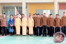 Mahasiswa Sabah upacara Hardiknas di Sekolah Indonesia