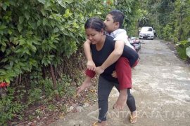 Siswa Derita Lumpuh Layu