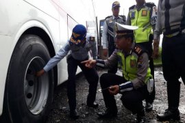 Tekan Angka Kecelakaan, Petugas Giatkan Pemerikasaan Kelaikan Bus 