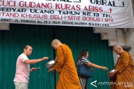 Umat Buddha Pindapata Waisak di Pecinan Magelang