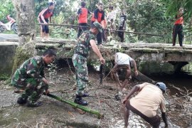 Babinsa Koramil 1710-07/Mapurujaya bersama siswa-siswi bersihkan lingkungan 