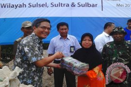 PLN Serahkan Bantuan Korban Banjir Kendari