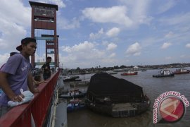 Kapal Tongkang Tabrak Jembatan Ampera Page 4 Small