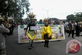 Peserta Pawai PPMN III Kenakan Pakaian Adat Daerah