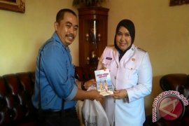 Buku "Kisah-Kisah Inspiratif" kado untuk Bupati Masnah