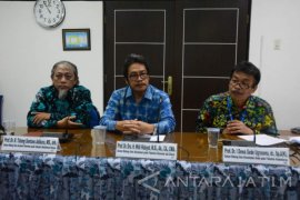 Unair Miliki Tiga Guru Besar Baru