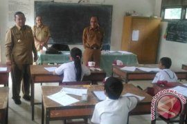 Bupati Samosir Tinjau UN Tingkat Sekolah Dasar