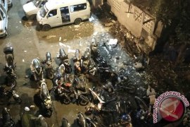 Bom Kampung Melayu - Polisi geledah rumah terduga teroris di bandung
