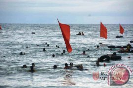Kodam Gelar Renang Ketahanan di Pantai Natsepa